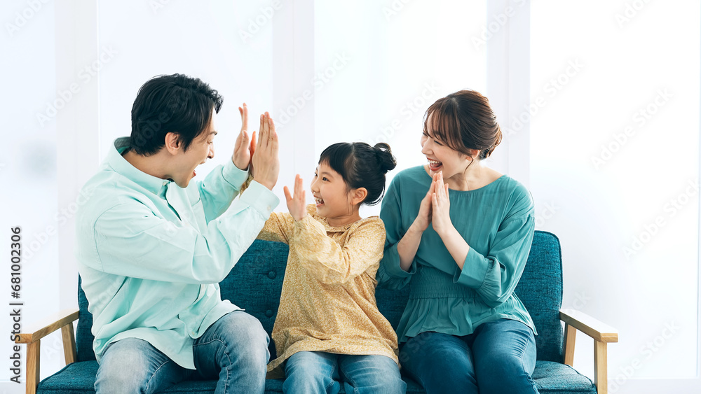 テレビを見て興奮する親子