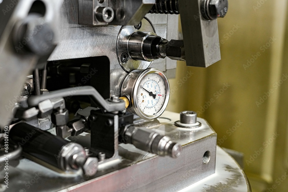 The pressure gauge on the hydraulic clip with a mechanical switch. The pressure gauge on the hydraulic clip with a mechanical switch.