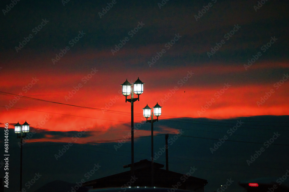 オレンジ色に染まる綺麗な夕焼け空の雲 オレンジ色に染まる綺麗な夕焼け空の雲