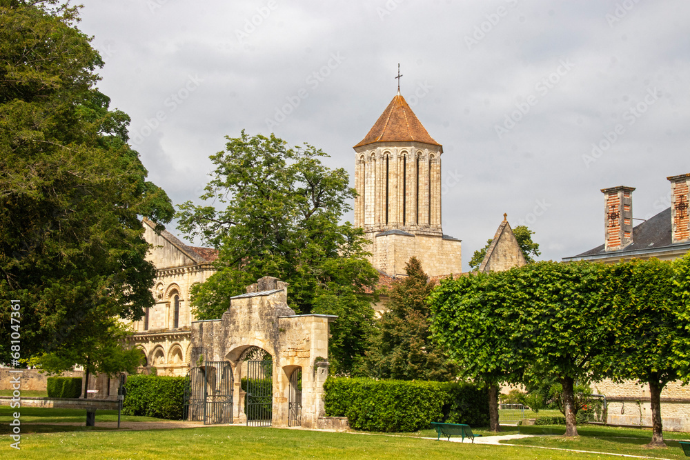 Surgères. La porte Renaissance et l’église Notre-Dame. Charente Maritime. Nouvelle-Aquitaine