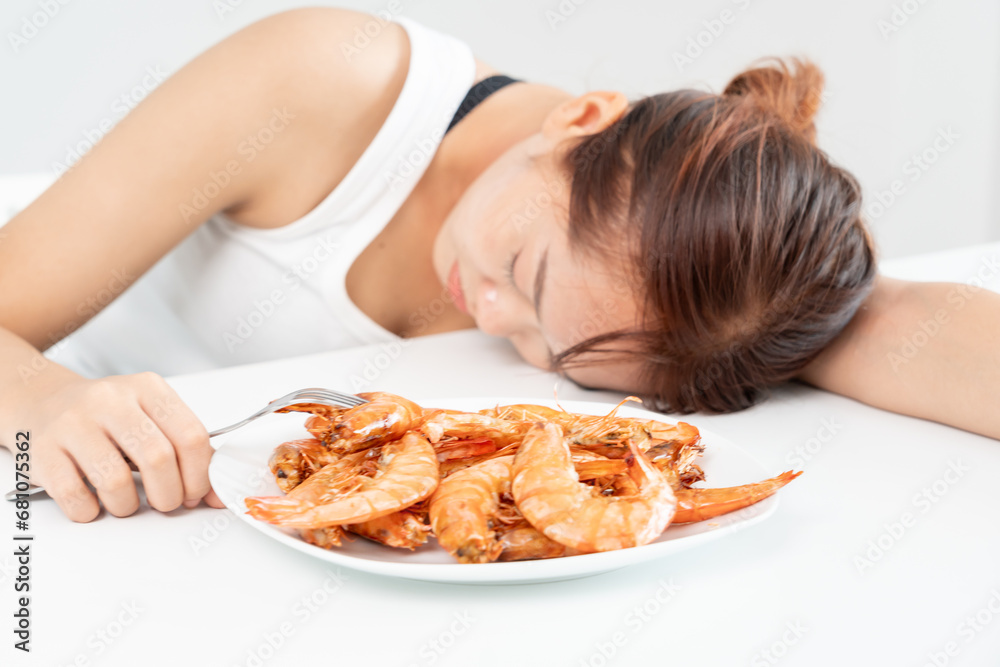food allergies, women have reactions itching and redness after eating shrimp, seafood allergy, itching, rash, abdominal pain, diarrhea, chest tightness, unconsciousness, death, severe avoid allergies food allergies, women have reactions itching and redness after eating shrimp, seafood allergy, itching, rash, abdominal pain, diarrhea, chest tightness, unconsciousness, death, severe avoid allergies
