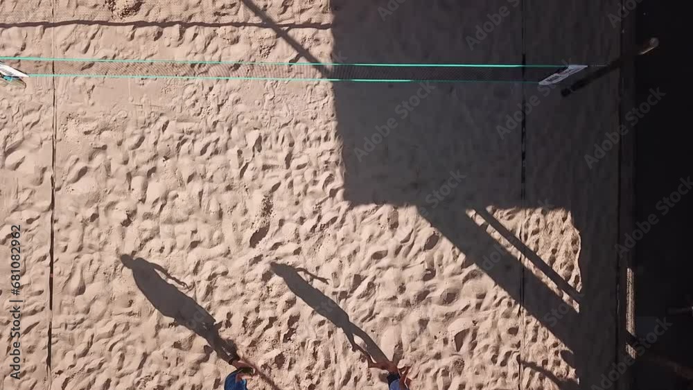 Cena aérea de uma quadra de beach tênis com um jogo em andamento