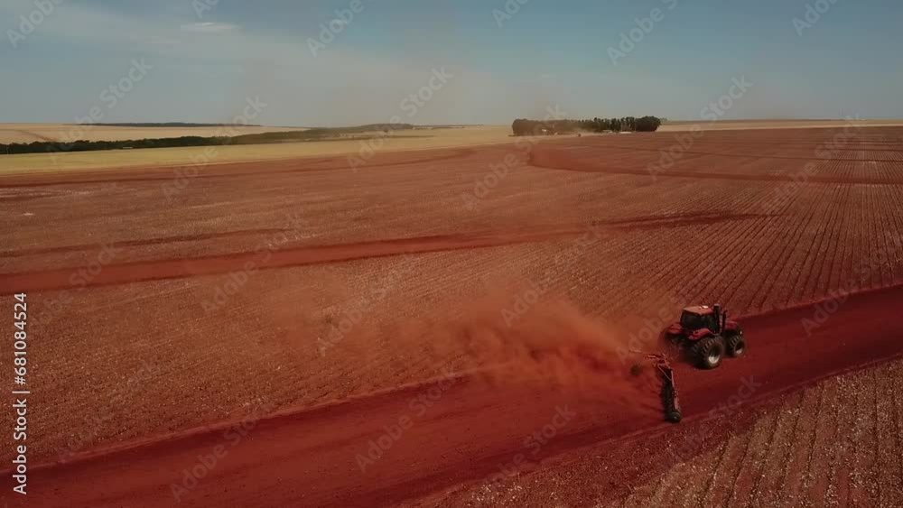 Tratores trabalhando e arando a terra para o plantio de lavoura de soja e algodão no estado do Mato Grosso - Brasil