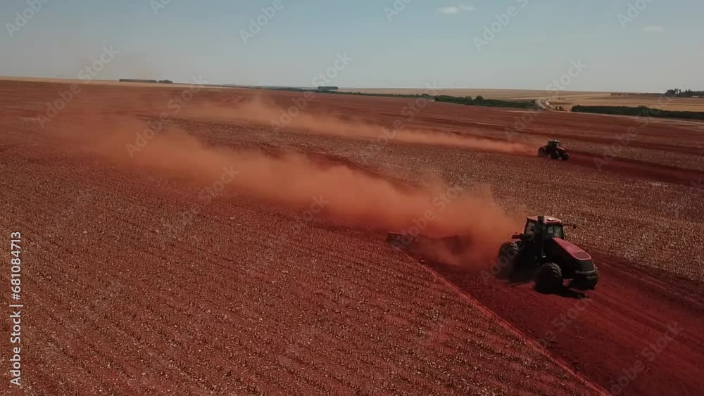 Tratores trabalhando e arando a terra para o plantio de lavoura de soja e algodão no estado do Mato Grosso - Brasil
