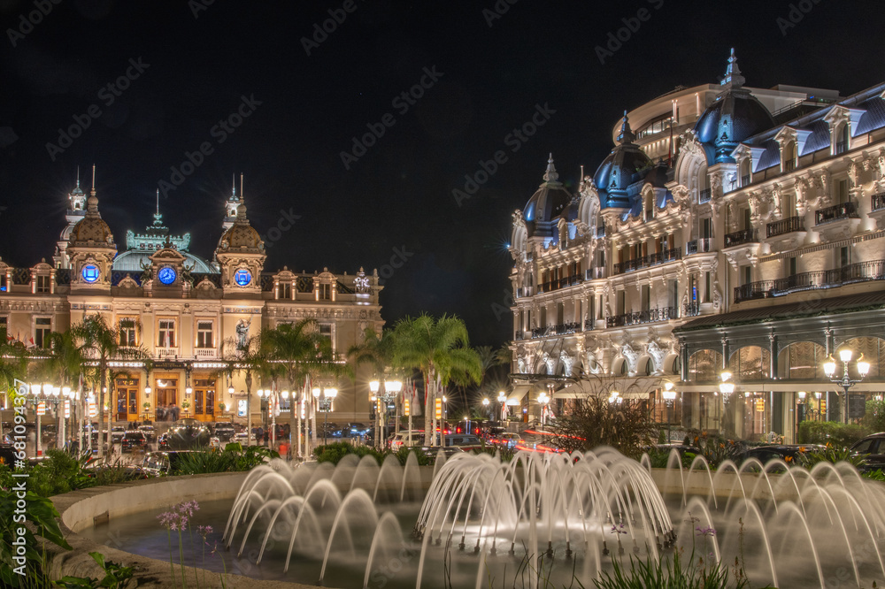 Magnifique feu d'artifice dans le cadre magique  de Monte Carlo avec son casino et le hôtel de Paris à l'occasion de la fête nationale de la Principauté de Monaco - obrazy, fototapety, plakaty 