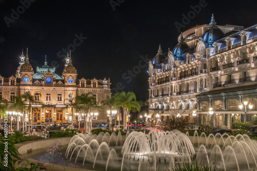 Magnifique feu d'artifice dans le cadre magique  de Monte Carlo avec son casino et le hôtel de Paris à l'occasion de la fête nationale de la Principauté de Monaco photo