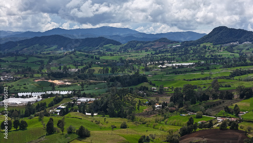 Amplio paisaje en las montañas que separan a la Unión con el municipio de La Ceja © LUISEFEVIDEOS