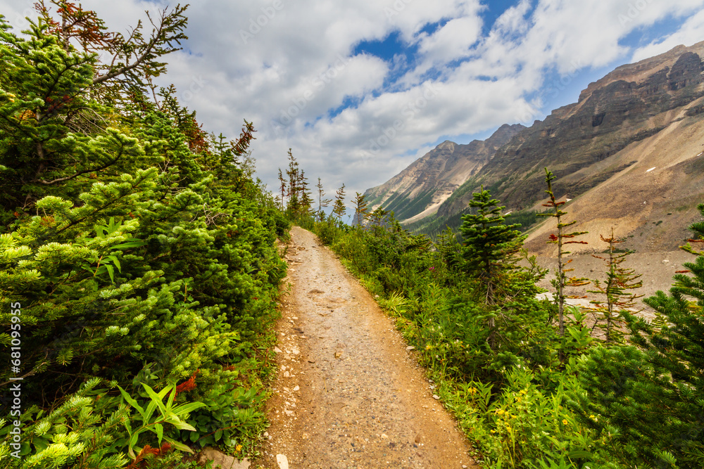Obraz premium Hiking trail to Plain of Six Glaciers. Narrow path in the mountains. The Rocky Mountains. Banff National Park, Alberta, Canada