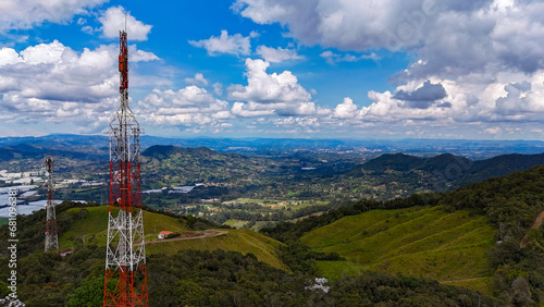 Foto aérea en donde se combinan el paisaje y las antenas de televisión y celulares. Captura realizadas desde los cerros que separan al municipio de la Ceja, del municipio de La Unión,. 