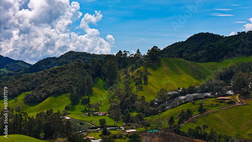 Hermoso paisaje en las monta  as que separan a la Uni  n con el municipio de La Ceja  Antioquia  Colombia.