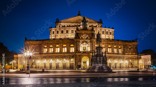 Die berühmte Semperoper in Dresden Deutschland photo