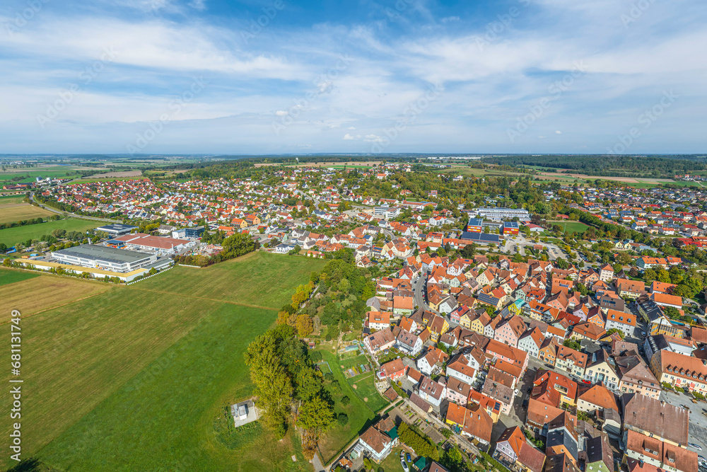 Die kleine Stadt Herrieden an der Altmühl im Landkreis Ansbach in Mittelfranken aus der Luft
