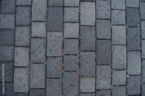 Vecchio muro scrostato, muro di sassi e mattoni