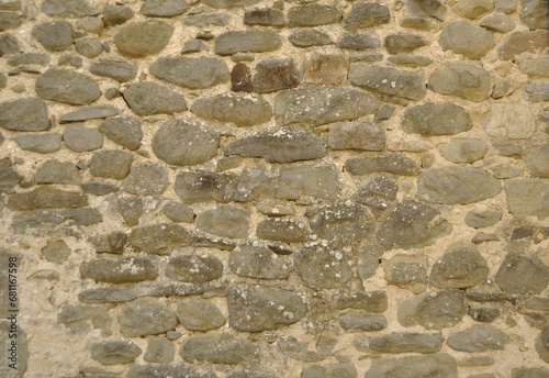 Vecchio muro scrostato, muro di sassi e mattoni