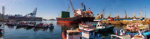 panorâmica dos barcos, navios gruas contêineres do porto de Valparaíso, Viña del Mar, Chile  photo