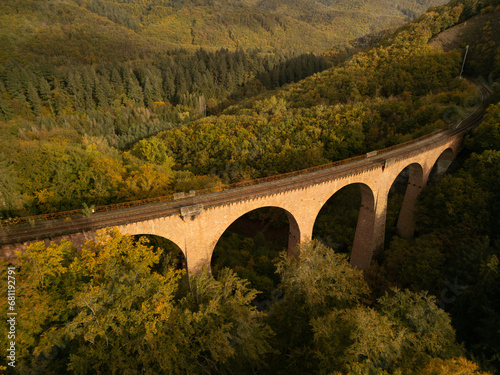 Wald Landschaft mit Brücke von oben im Herbst
