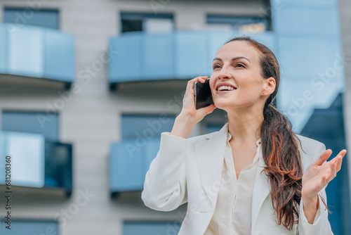 Foto portrait of businesswoman talking on mobile phone on the street