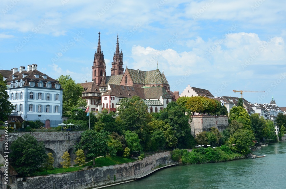 La catedral de Basilea junto al río Rin, Suiza