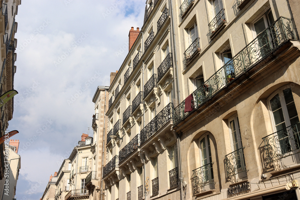 Historische Altbaufassaden in der Innenstadt von Nantes, Frankreich