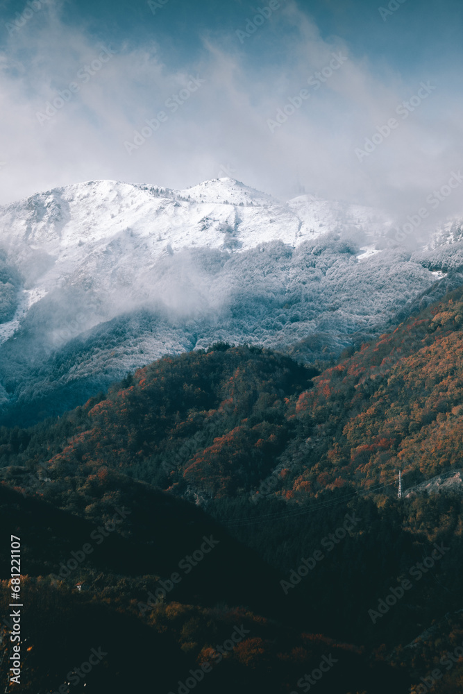 Obraz premium Clouds and snow on top of the mountain.