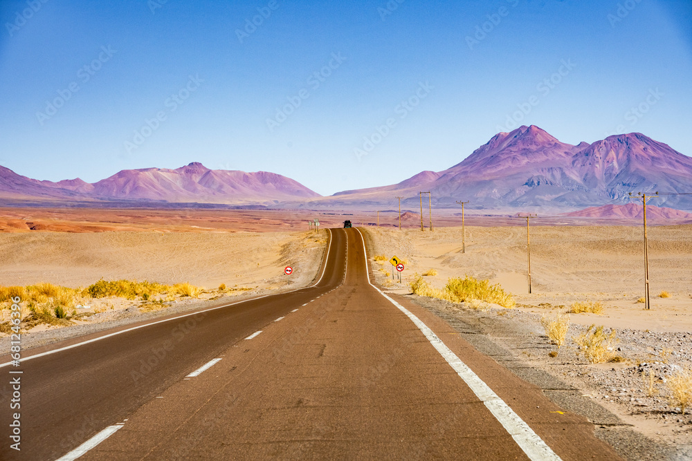 Estrada a caminhando do povoado de Toconao, localizado no deserto em San Pedro de Atacama. Chile. 