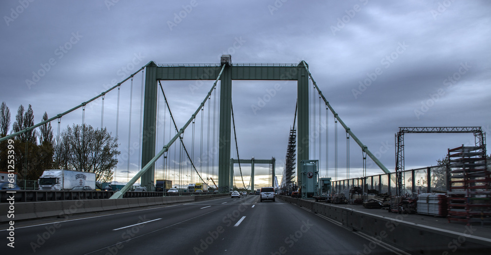 Autobahn A4 mit Rodenkirchener Brücke über den Rhein