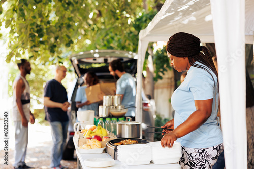 Foto Charitable organization providing essential non-perishable items to refugees offering helping hand to the hungry and poor