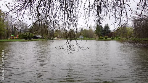 Гранки се веат над водите на вештачко езеро во градскиот парк. Водите полека се движат.