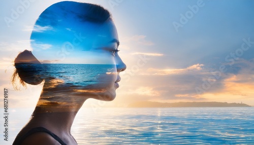 Photo 女性の横顔を海の二重露光ポートレート