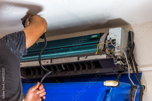 Entretien de climatiseur par un technicien  photo