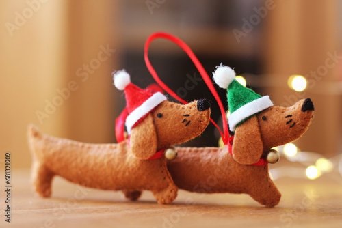 cachorros com gorro de natal em decoracao natalina com pequenas luzes de led photo