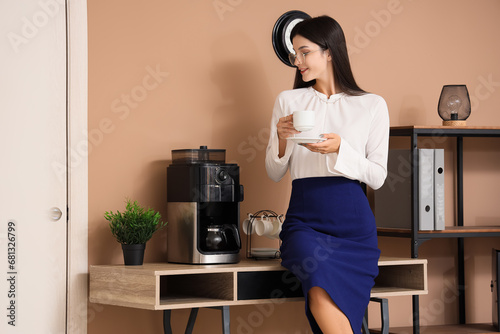 Young businesswoman with cu...
