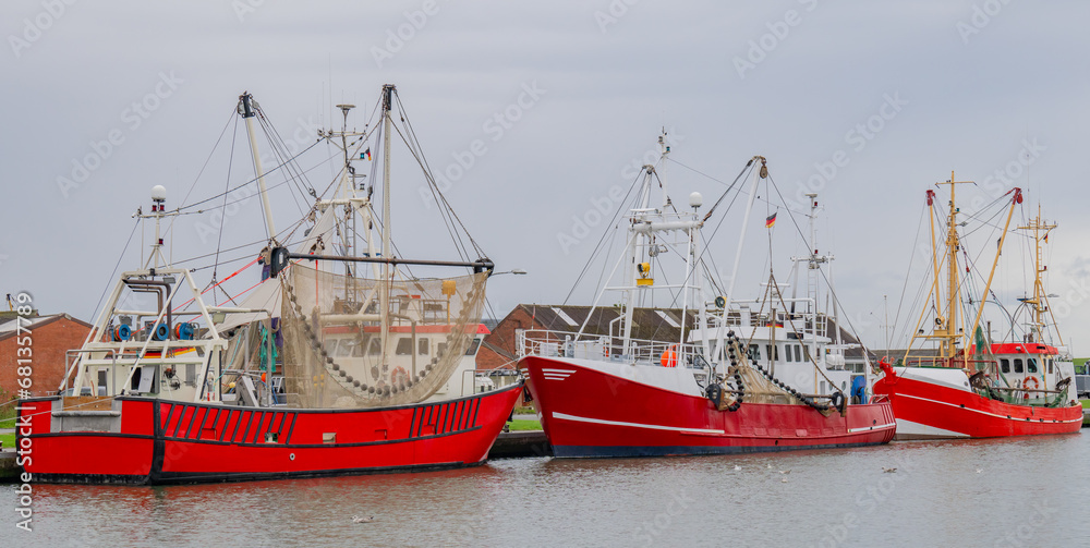 Fischereihafen von Büsum an der deutschen Nordseeküste liegen verschiedene Fischerboote vor Anker Fischereihafen von Büsum an der deutschen Nordseeküste liegen verschiedene Fischerboote vor Anker