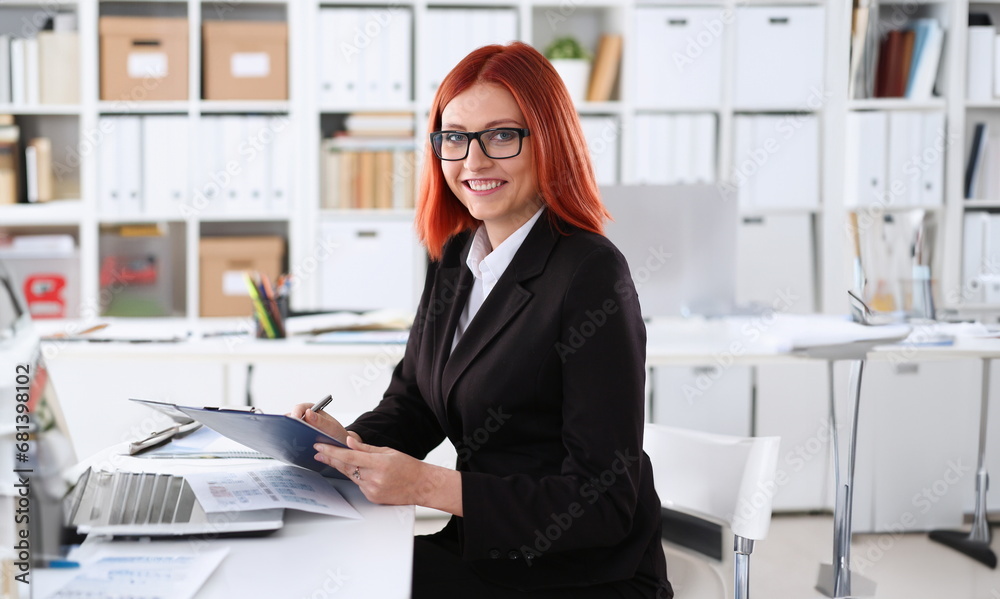 Φωτογραφία Businesswoman in the workplace in the office portrait in a simple suit smiles and looks at the camera creates an appearance of work and success causes confidence