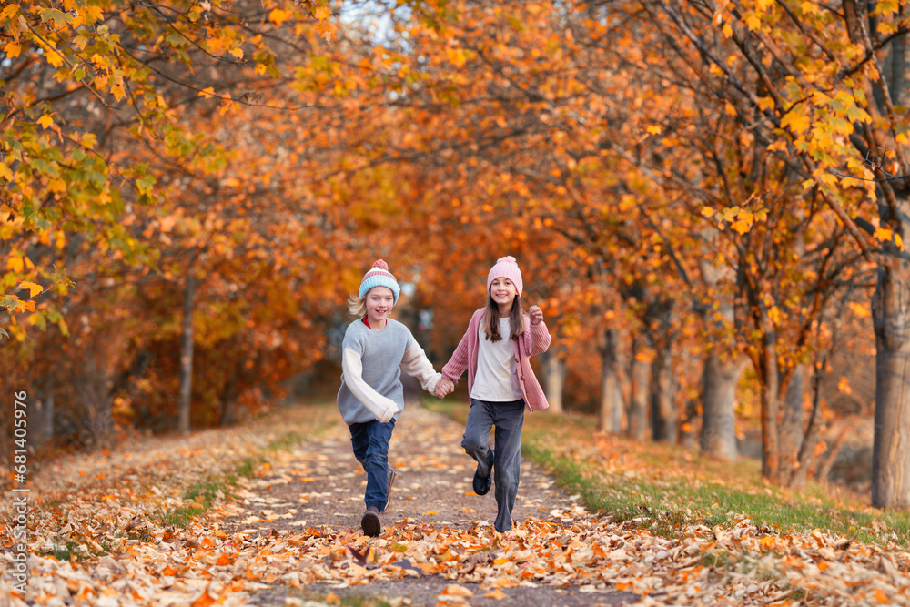 lachende springende Kinder im Park im Herbst lachende springende Kinder im Park im Herbst