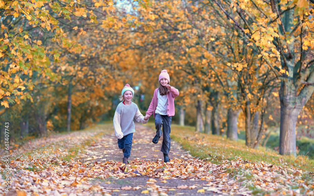 fröhliche Kinder im bunten Herbst fröhliche Kinder im bunten Herbst