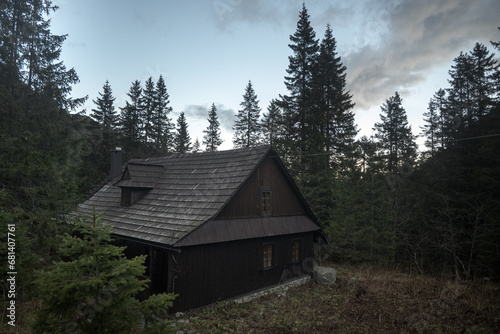 Dom z drewna w górach, stara wozownia, schronisko górskie. © Blaszko