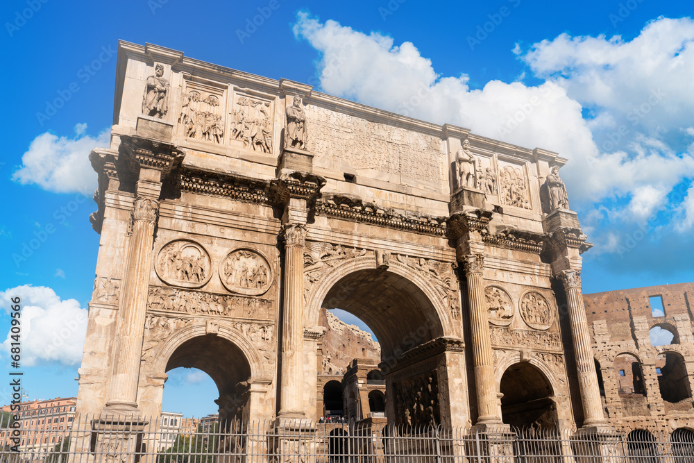 Rome, Italy, 8 november 2023 - View of the Arco di Costantino (Arch of Constantine) next to the Colosseum in Rome