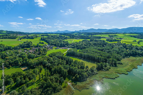 Ausblick auf die Region Chiemgau nahe des Simssee bei Pietzing in Oberbayern