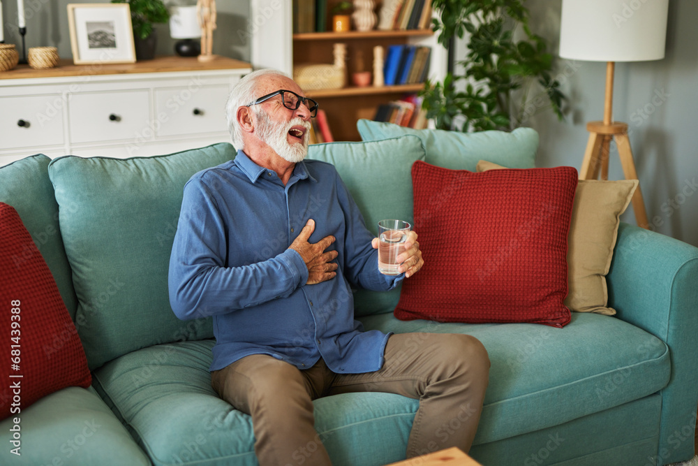 Obraz premium A senior man suffering from chest pain or heart attack at home