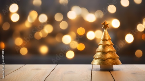 Weihnachtliche Eleganz: Kleiner goldener Weihnachtsbaum auf strahlendem Hintergrund