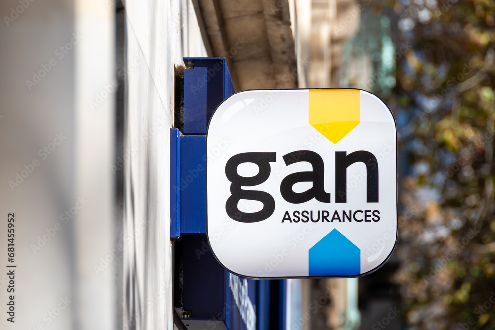 Paris, France - 17 novembre 2023: Enseigne et logo d'une agence Gan ...