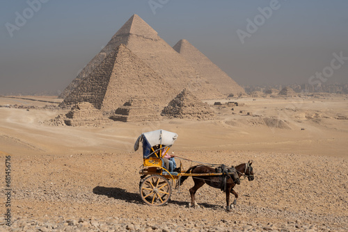 Calèche devant les pyramides de Gizeh en Egypte photo
