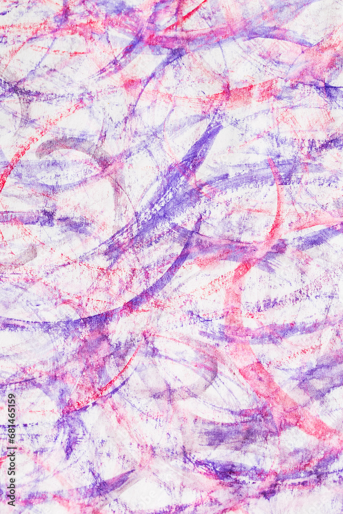 Geschwungene Pinselstriche in Rot und Violett mit Wasserfarben auf weißem Papier als Hintergrund