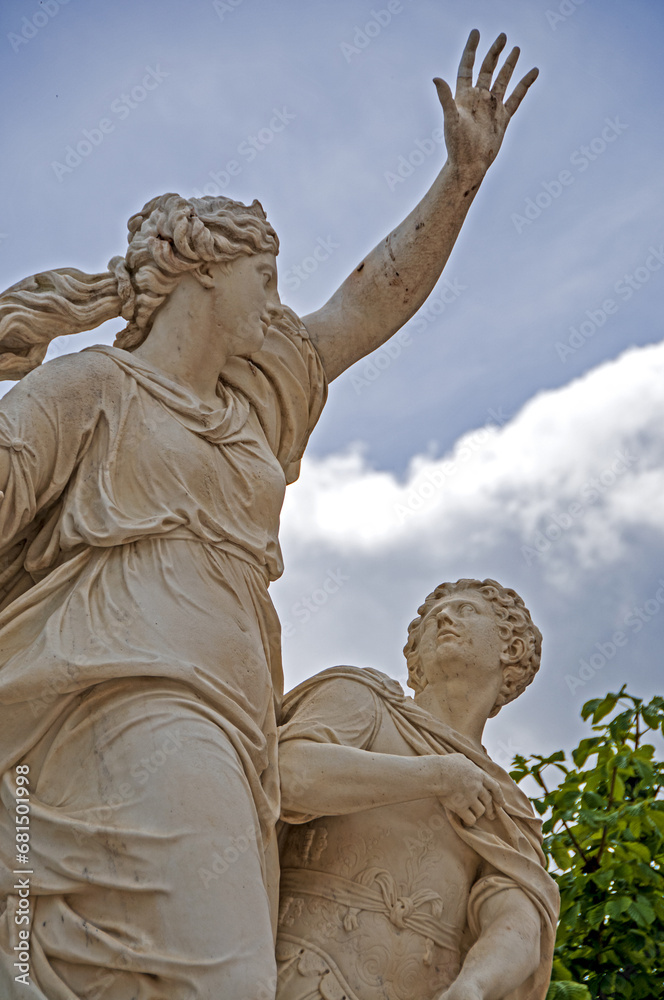 Obraz premium White marble statues of Versailles castle in the city of Paris - PARIS, FRANCE - June 27, 2012.