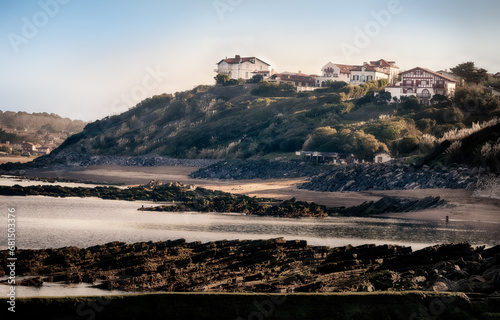 La plage de Guéthary, au Pays Basque, au lever du jour, avec de magnifiques villas Basques.