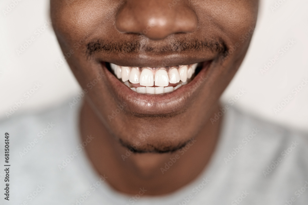 Naklejka premium Closeup of a young African man with a big smile