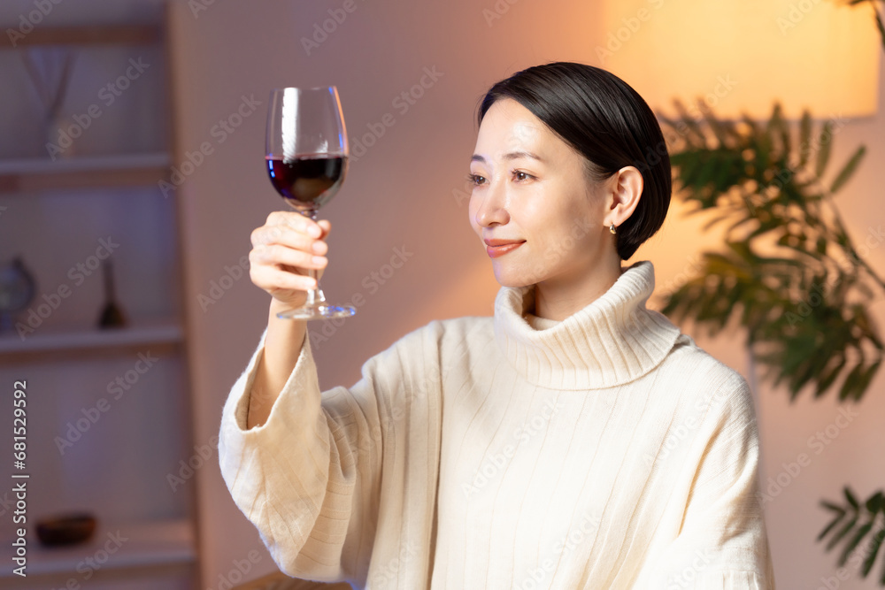 ワインを飲む若い女性 ワインを飲む若い女性