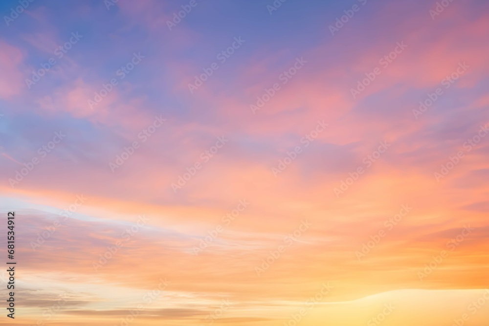 青空とオレンジ色に染まる夕焼け雲