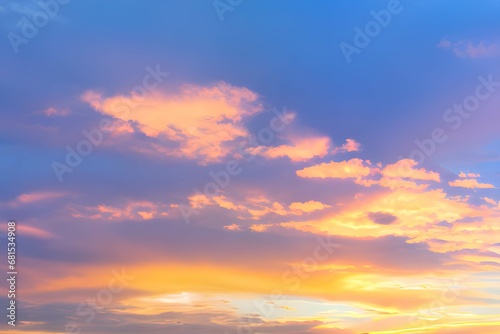 青空とオレンジ色に染まる夕焼け雲 © sky studio